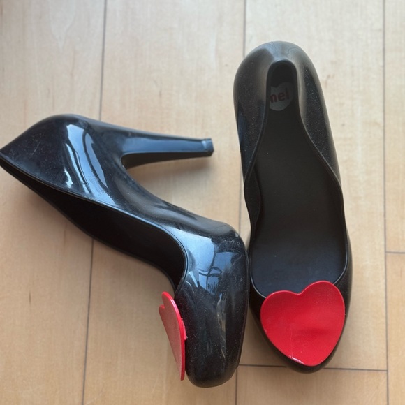 Retro Pinup Mel Dreamed by Melissa Shoe size 9 Black Platform Pump w/ Red Heart - Picture 2 of 4